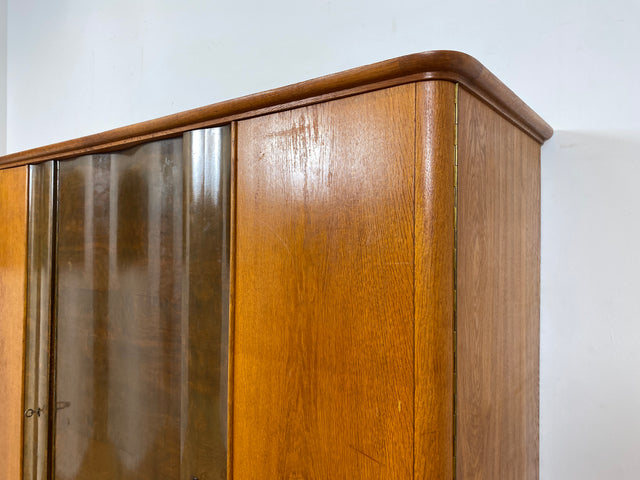 WMK I Formschöner und gut aufgeteilter 30er Jahre Art Deco Kleiderschrank aus vollem Holz