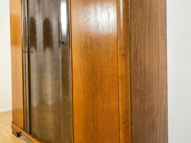 WMK I Formschöner und gut aufgeteilter 30er Jahre Art Deco Kleiderschrank aus vollem Holz