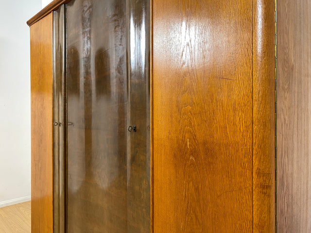 WMK I Formschöner und gut aufgeteilter 30er Jahre Art Deco Kleiderschrank aus vollem Holz