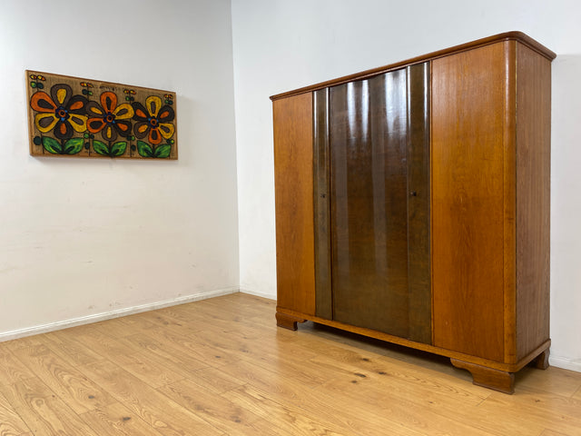WMK I Formschöner und gut aufgeteilter 30er Jahre Art Deco Kleiderschrank aus vollem Holz