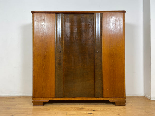 WMK I Formschöner und gut aufgeteilter 30er Jahre Art Deco Kleiderschrank aus vollem Holz