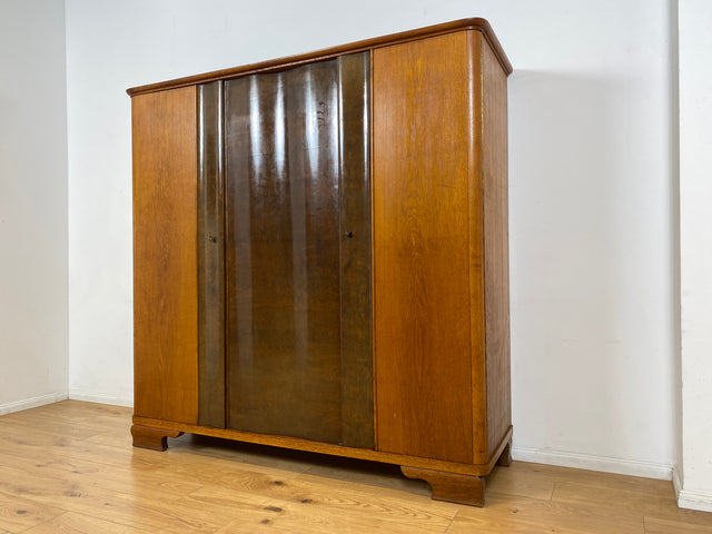 WMK I Formschöner und gut aufgeteilter 30er Jahre Art Deco Kleiderschrank aus vollem Holz