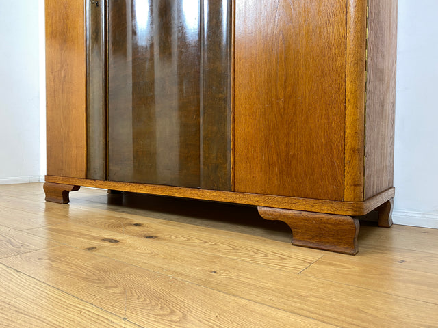 WMK I Formschöner und gut aufgeteilter 30er Jahre Art Deco Kleiderschrank aus vollem Holz