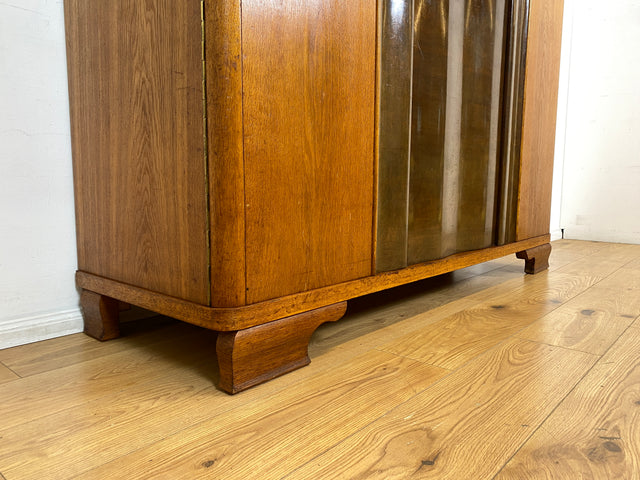 WMK I Formschöner und gut aufgeteilter 30er Jahre Art Deco Kleiderschrank aus vollem Holz