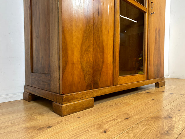 Schöner und perfekt aufgeteilter 30er Jahre Art Deco Kleiderschrank aus vollem Holz in Nussbaum mit Glastür I Schrank Schlafzimmerschrank Wäscheschrank Antik Alt Vintage I