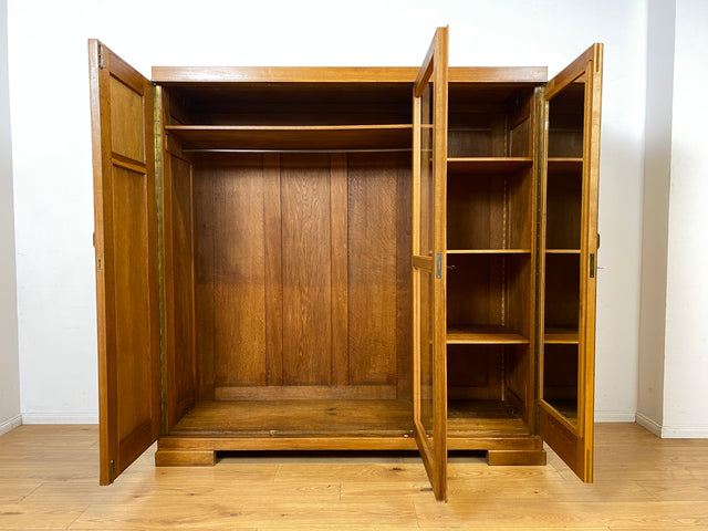 Schöner und perfekt aufgeteilter 30er Jahre Art Deco Kleiderschrank aus vollem Holz in Nussbaum mit Glastür I Schrank Schlafzimmerschrank Wäscheschrank Antik Alt Vintage I