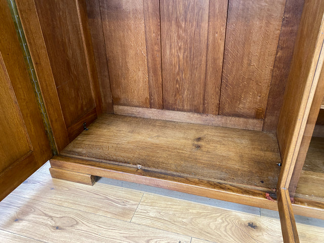 Schöner und perfekt aufgeteilter 30er Jahre Art Deco Kleiderschrank aus vollem Holz in Nussbaum mit Glastür I Schrank Schlafzimmerschrank Wäscheschrank Antik Alt Vintage I
