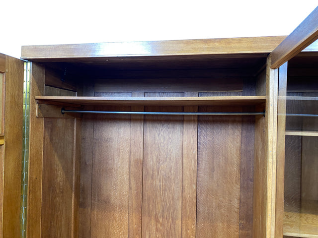 Schöner und perfekt aufgeteilter 30er Jahre Art Deco Kleiderschrank aus vollem Holz in Nussbaum mit Glastür I Schrank Schlafzimmerschrank Wäscheschrank Antik Alt Vintage I