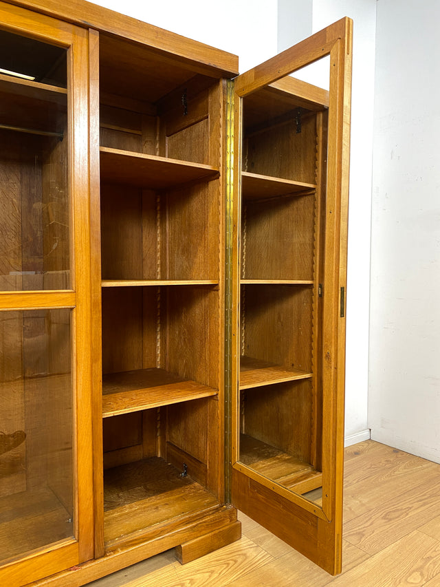Schöner und perfekt aufgeteilter 30er Jahre Art Deco Kleiderschrank aus vollem Holz in Nussbaum mit Glastür I Schrank Schlafzimmerschrank Wäscheschrank Antik Alt Vintage I