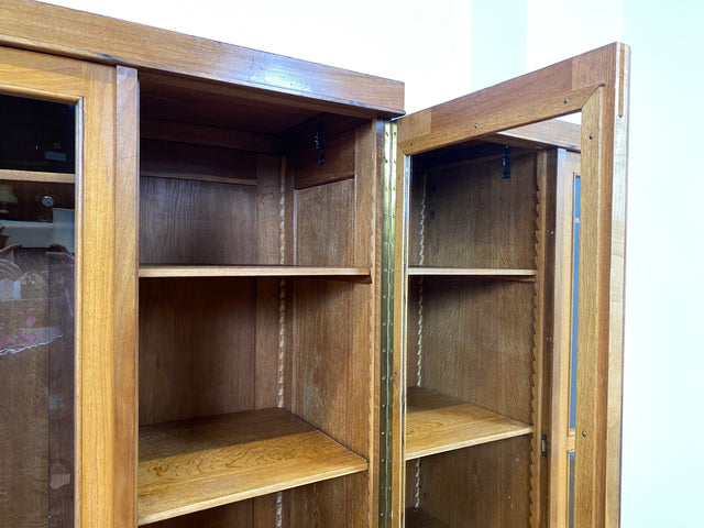 Schöner und perfekt aufgeteilter 30er Jahre Art Deco Kleiderschrank aus vollem Holz in Nussbaum mit Glastür I Schrank Schlafzimmerschrank Wäscheschrank Antik Alt Vintage I