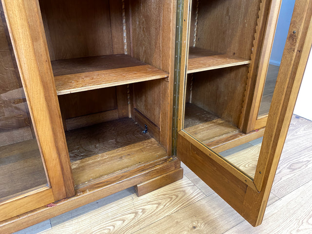 Schöner und perfekt aufgeteilter 30er Jahre Art Deco Kleiderschrank aus vollem Holz in Nussbaum mit Glastür I Schrank Schlafzimmerschrank Wäscheschrank Antik Alt Vintage I
