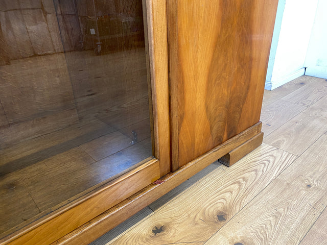 Schöner und perfekt aufgeteilter 30er Jahre Art Deco Kleiderschrank aus vollem Holz in Nussbaum mit Glastür I Schrank Schlafzimmerschrank Wäscheschrank Antik Alt Vintage I