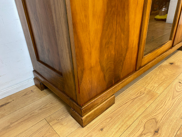 Schöner und perfekt aufgeteilter 30er Jahre Art Deco Kleiderschrank aus vollem Holz in Nussbaum mit Glastür I Schrank Schlafzimmerschrank Wäscheschrank Antik Alt Vintage I
