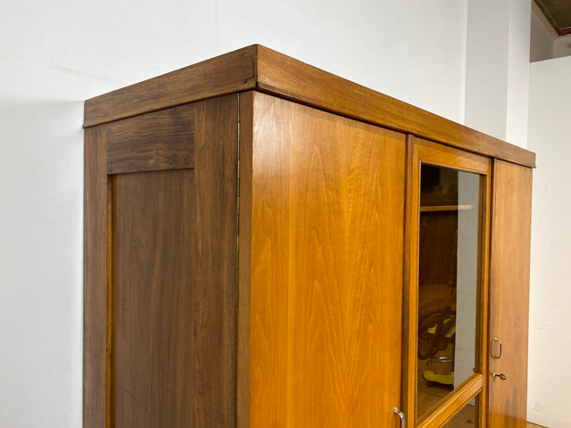 Schöner und perfekt aufgeteilter 30er Jahre Art Deco Kleiderschrank aus vollem Holz in Nussbaum mit Glastür I Schrank Schlafzimmerschrank Wäscheschrank Antik Alt Vintage I