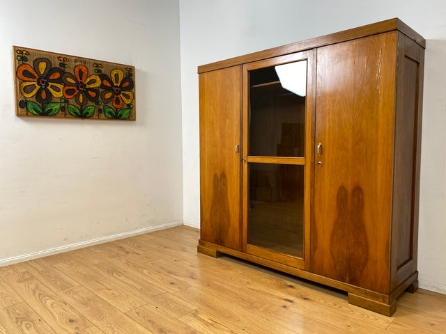 Schöner und perfekt aufgeteilter 30er Jahre Art Deco Kleiderschrank aus vollem Holz in Nussbaum mit Glastür I Schrank Schlafzimmerschrank Wäscheschrank Antik Alt Vintage I