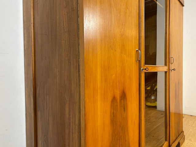 Schöner und perfekt aufgeteilter 30er Jahre Art Deco Kleiderschrank aus vollem Holz in Nussbaum mit Glastür I Schrank Schlafzimmerschrank Wäscheschrank Antik Alt Vintage I