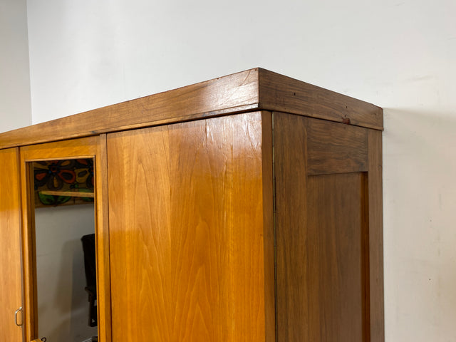 Schöner und perfekt aufgeteilter 30er Jahre Art Deco Kleiderschrank aus vollem Holz in Nussbaum mit Glastür I Schrank Schlafzimmerschrank Wäscheschrank Antik Alt Vintage I