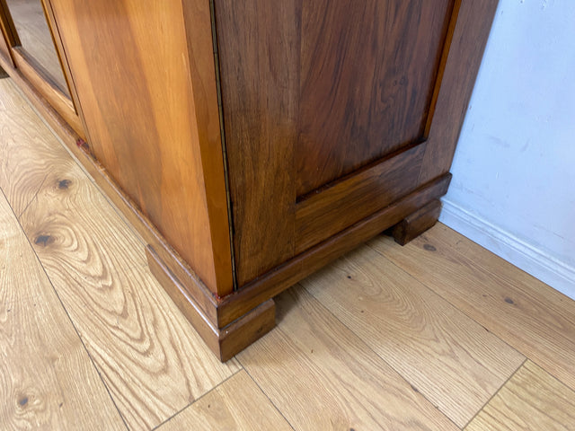 Schöner und perfekt aufgeteilter 30er Jahre Art Deco Kleiderschrank aus vollem Holz in Nussbaum mit Glastür I Schrank Schlafzimmerschrank Wäscheschrank Antik Alt Vintage I