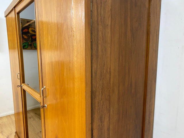 Schöner und perfekt aufgeteilter 30er Jahre Art Deco Kleiderschrank aus vollem Holz in Nussbaum mit Glastür I Schrank Schlafzimmerschrank Wäscheschrank Antik Alt Vintage I