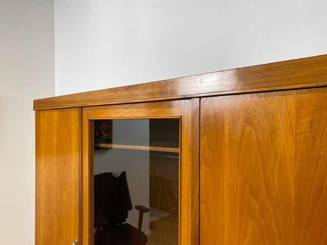 Schöner und perfekt aufgeteilter 30er Jahre Art Deco Kleiderschrank aus vollem Holz in Nussbaum mit Glastür I Schrank Schlafzimmerschrank Wäscheschrank Antik Alt Vintage I