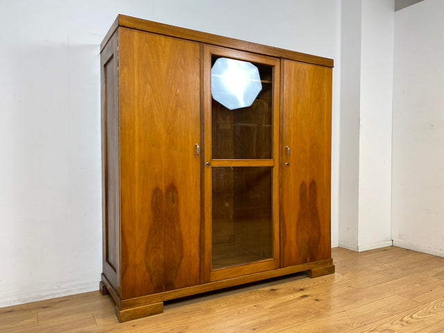 Schöner und perfekt aufgeteilter 30er Jahre Art Deco Kleiderschrank aus vollem Holz in Nussbaum mit Glastür I Schrank Schlafzimmerschrank Wäscheschrank Antik Alt Vintage I