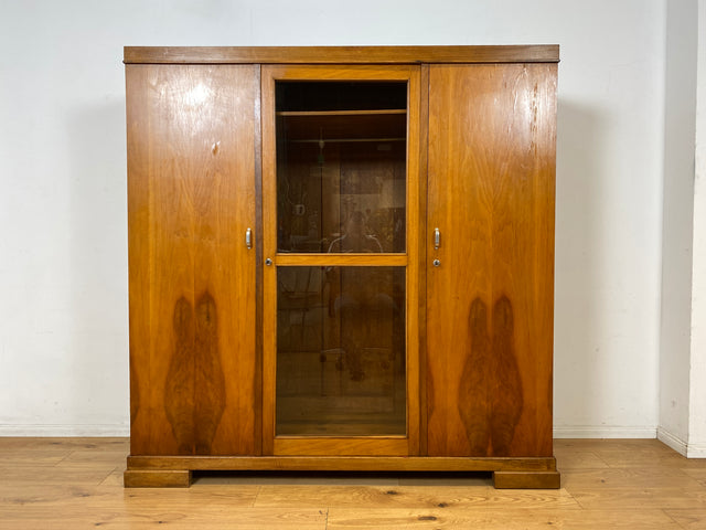 Schöner und perfekt aufgeteilter 30er Jahre Art Deco Kleiderschrank aus vollem Holz in Nussbaum mit Glastür I Schrank Schlafzimmerschrank Wäscheschrank Antik Alt Vintage I