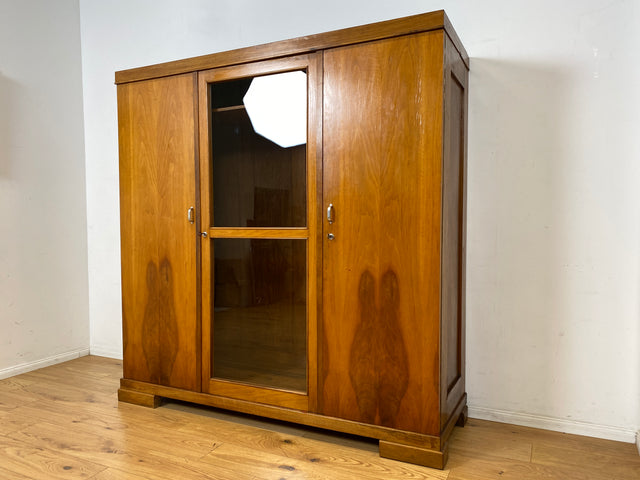 Schöner und perfekt aufgeteilter 30er Jahre Art Deco Kleiderschrank aus vollem Holz in Nussbaum mit Glastür I Schrank Schlafzimmerschrank Wäscheschrank Antik Alt Vintage I