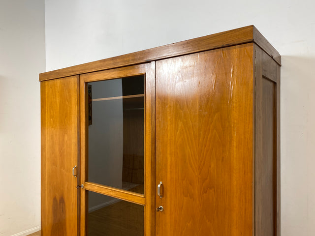 Schöner und perfekt aufgeteilter 30er Jahre Art Deco Kleiderschrank aus vollem Holz in Nussbaum mit Glastür I Schrank Schlafzimmerschrank Wäscheschrank Antik Alt Vintage I