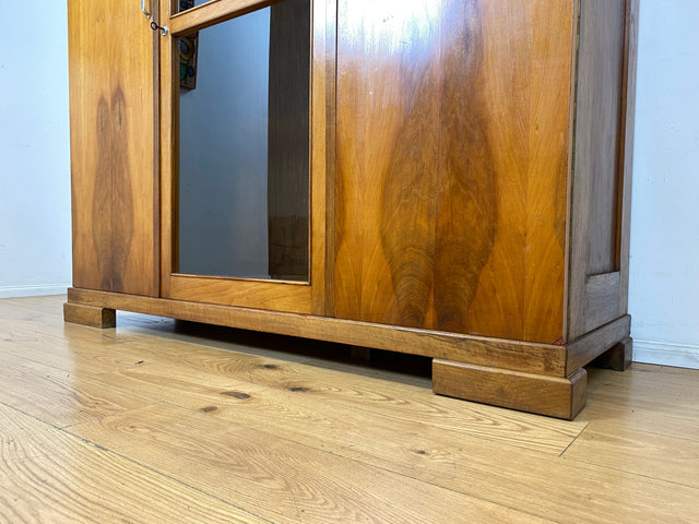 Schöner und perfekt aufgeteilter 30er Jahre Art Deco Kleiderschrank aus vollem Holz in Nussbaum mit Glastür I Schrank Schlafzimmerschrank Wäscheschrank Antik Alt Vintage I