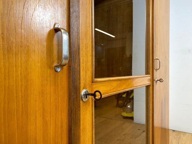 Schöner und perfekt aufgeteilter 30er Jahre Art Deco Kleiderschrank aus vollem Holz in Nussbaum mit Glastür I Schrank Schlafzimmerschrank Wäscheschrank Antik Alt Vintage I