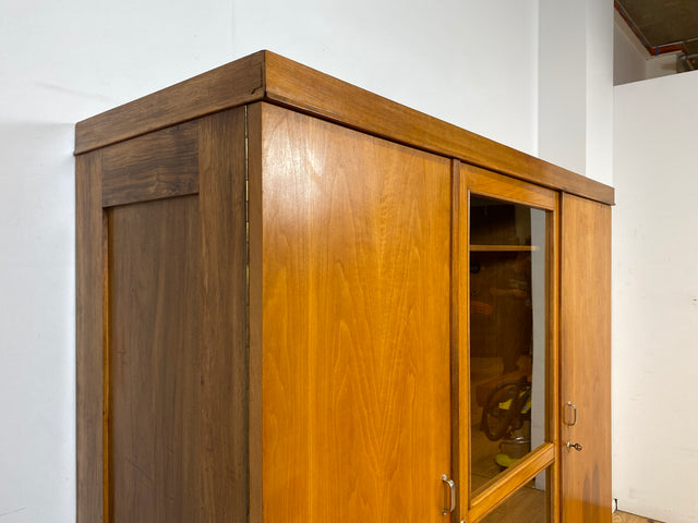 Schöner und perfekt aufgeteilter 30er Jahre Art Deco Kleiderschrank aus vollem Holz in Nussbaum mit Glastür I Schrank Schlafzimmerschrank Wäscheschrank Antik Alt Vintage I