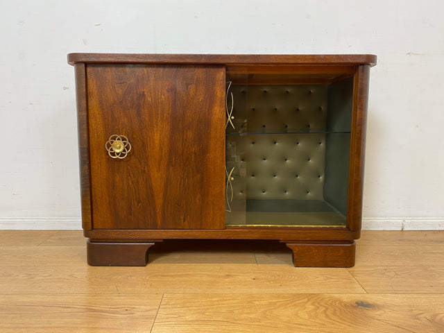 Stilvolle und gut erhaltene 50er Jahre Barkommode mit Schiebetüren & Originalgläsern I Barschrank Barvitrine Vitrine Bar Kommode Sideboard Mid-Century Vintage 60er I