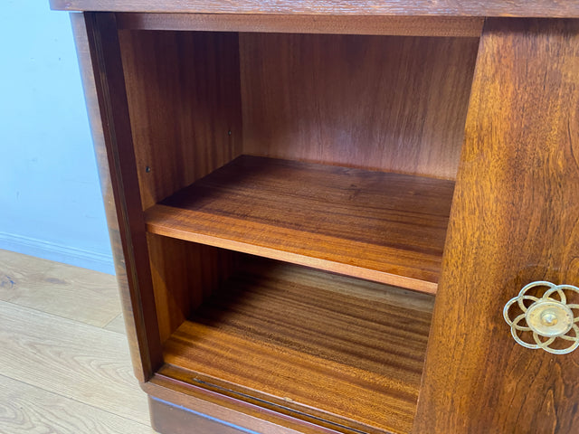 Stilvolle und gut erhaltene 50er Jahre Barkommode mit Schiebetüren & Originalgläsern I Barschrank Barvitrine Vitrine Bar Kommode Sideboard Mid-Century Vintage 60er I