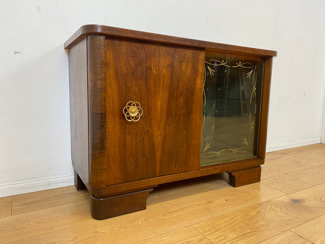 Stilvolle und gut erhaltene 50er Jahre Barkommode mit Schiebetüren & Originalgläsern I Barschrank Barvitrine Vitrine Bar Kommode Sideboard Mid-Century Vintage 60er I