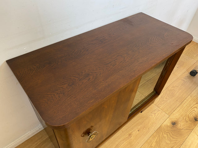 Stilvolle und gut erhaltene 50er Jahre Barkommode mit Schiebetüren & Originalgläsern I Barschrank Barvitrine Vitrine Bar Kommode Sideboard Mid-Century Vintage 60er I