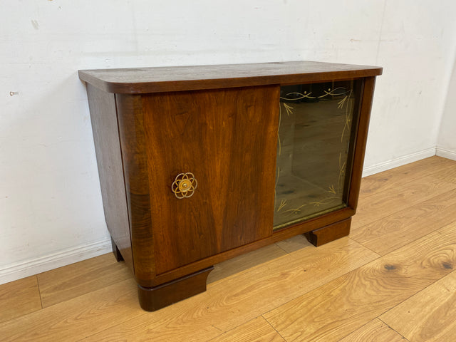 Stilvolle und gut erhaltene 50er Jahre Barkommode mit Schiebetüren & Originalgläsern I Barschrank Barvitrine Vitrine Bar Kommode Sideboard Mid-Century Vintage 60er I