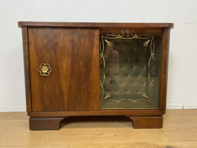Stilvolle und gut erhaltene 50er Jahre Barkommode mit Schiebetüren & Originalgläsern I Barschrank Barvitrine Vitrine Bar Kommode Sideboard Mid-Century Vintage 60er I