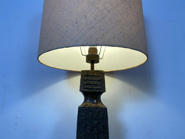 Grandiose 50er Jahre Brutalismus Tischlampe mit skulpturalem metallbeschichtetem Lampenfuß & original Lampenschirm I Tischleuchte Schreibtischlampe Lampe Leuchte Vintage I