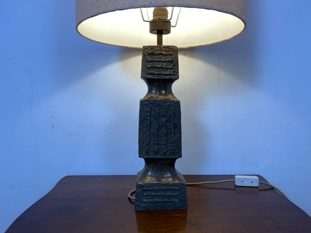 Grandiose 50er Jahre Brutalismus Tischlampe mit skulpturalem metallbeschichtetem Lampenfuß & original Lampenschirm I Tischleuchte Schreibtischlampe Lampe Leuchte Vintage I