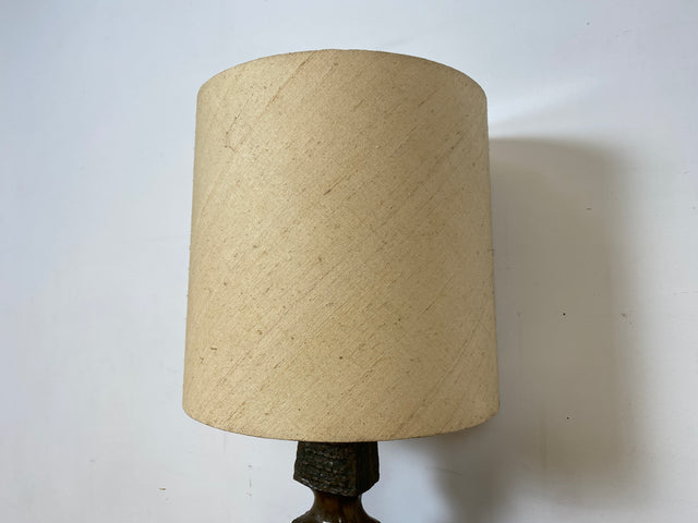 Grandiose 50er Jahre Brutalismus Tischlampe mit skulpturalem metallbeschichtetem Lampenfuß & original Lampenschirm I Tischleuchte Schreibtischlampe Lampe Leuchte Vintage I
