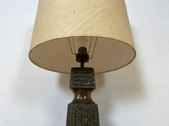 Grandiose 50er Jahre Brutalismus Tischlampe mit skulpturalem metallbeschichtetem Lampenfuß & original Lampenschirm I Tischleuchte Schreibtischlampe Lampe Leuchte Vintage I