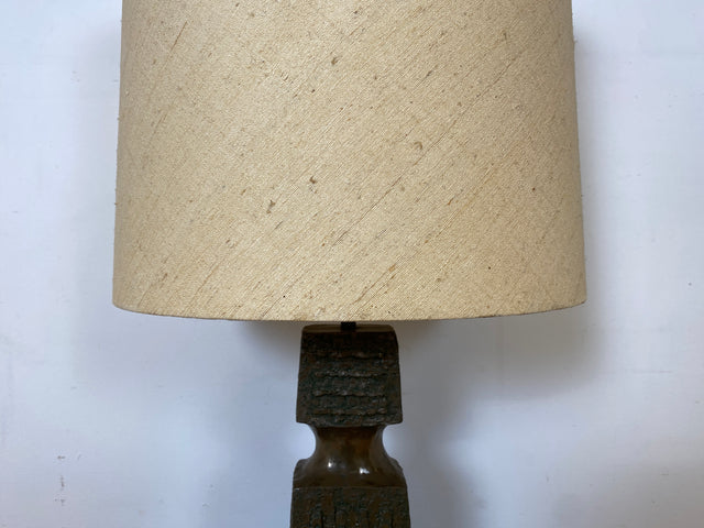 Grandiose 50er Jahre Brutalismus Tischlampe mit skulpturalem metallbeschichtetem Lampenfuß & original Lampenschirm I Tischleuchte Schreibtischlampe Lampe Leuchte Vintage I