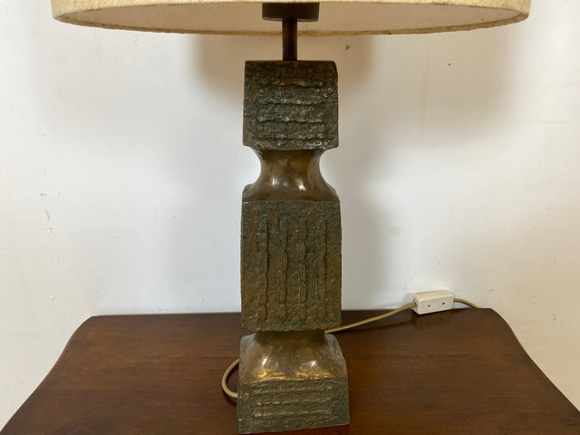 Grandiose 50er Jahre Brutalismus Tischlampe mit skulpturalem metallbeschichtetem Lampenfuß & original Lampenschirm I Tischleuchte Schreibtischlampe Lampe Leuchte Vintage I