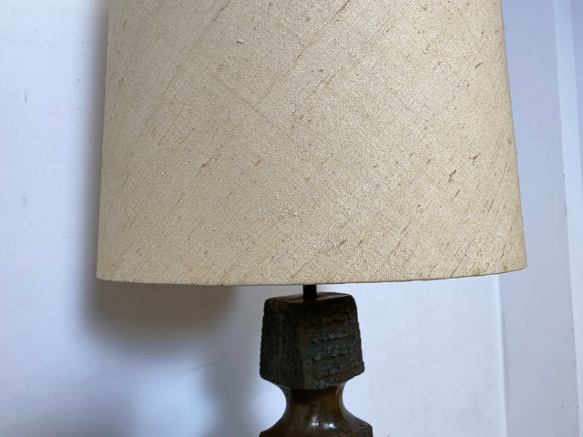 Grandiose 50er Jahre Brutalismus Tischlampe mit skulpturalem metallbeschichtetem Lampenfuß & original Lampenschirm I Tischleuchte Schreibtischlampe Lampe Leuchte Vintage I