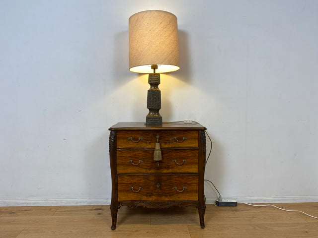 Grandiose 50er Jahre Brutalismus Tischlampe mit skulpturalem metallbeschichtetem Lampenfuß & original Lampenschirm I Tischleuchte Schreibtischlampe Lampe Leuchte Vintage I
