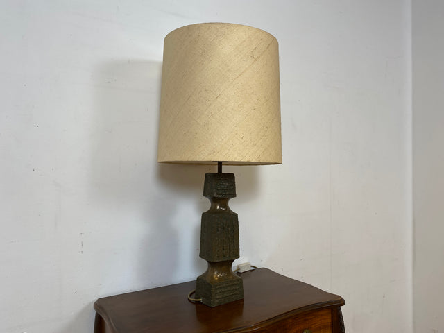 Grandiose 50er Jahre Brutalismus Tischlampe mit skulpturalem metallbeschichtetem Lampenfuß & original Lampenschirm I Tischleuchte Schreibtischlampe Lampe Leuchte Vintage I