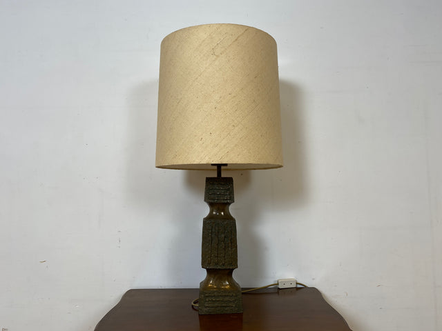 Grandiose 50er Jahre Brutalismus Tischlampe mit skulpturalem metallbeschichtetem Lampenfuß & original Lampenschirm I Tischleuchte Schreibtischlampe Lampe Leuchte Vintage I