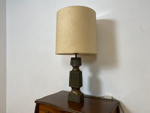 Grandiose 50er Jahre Brutalismus Tischlampe mit skulpturalem metallbeschichtetem Lampenfuß & original Lampenschirm I Tischleuchte Schreibtischlampe Lampe Leuchte Vintage I