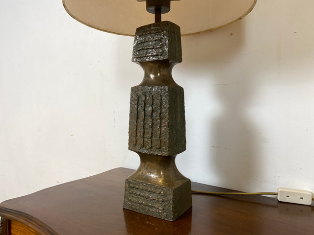 Grandiose 50er Jahre Brutalismus Tischlampe mit skulpturalem metallbeschichtetem Lampenfuß & original Lampenschirm I Tischleuchte Schreibtischlampe Lampe Leuchte Vintage I