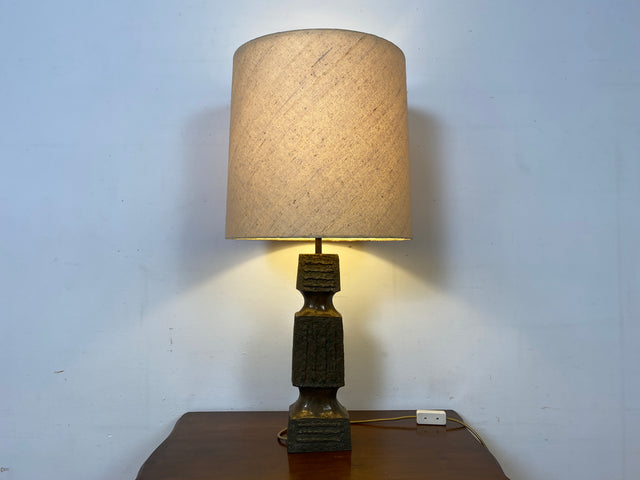 Grandiose 50er Jahre Brutalismus Tischlampe mit skulpturalem metallbeschichtetem Lampenfuß & original Lampenschirm I Tischleuchte Schreibtischlampe Lampe Leuchte Vintage I